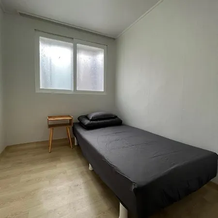 T Geusthouse / Share House Room 204